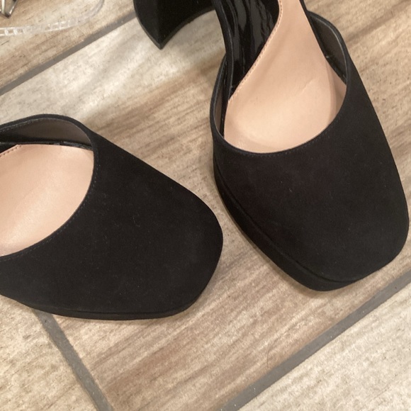 GB
Runway Suede Ankle Strap
Platform Pumps - Picture 5 of 8